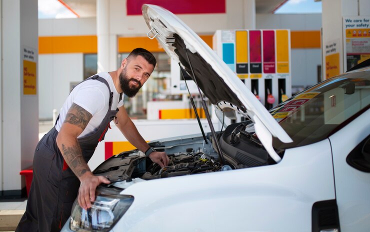 Foto grátis trabalhador de posto de gasolina cuidando do carro do cliente