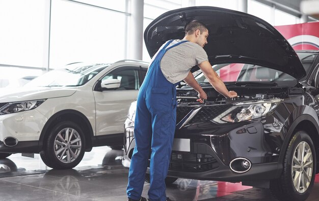 trabalhador de serviço de carro muscular, reparando o veículo.