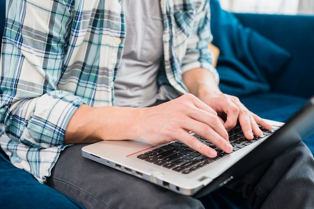 Trabalhador freelancer usando laptop