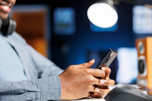 Foto grátis trabalhador masculino examina software de mídia social no telefone