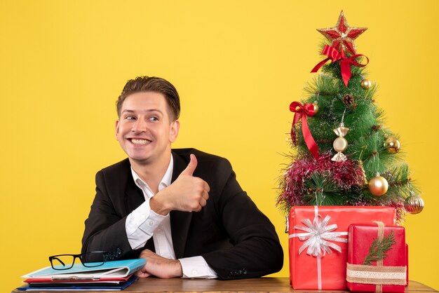 Trabalhador masculino sentado atrás de sua mesa de trabalho