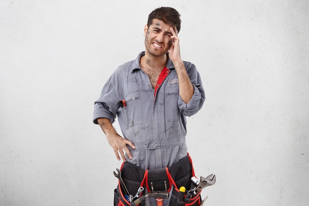 Foto grátis trabalhador masculino vestindo roupa de trabalho