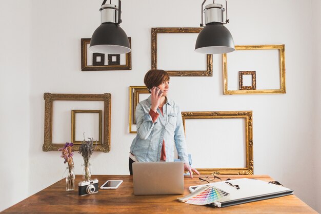 Trabalhador que fala no telefone no escritório