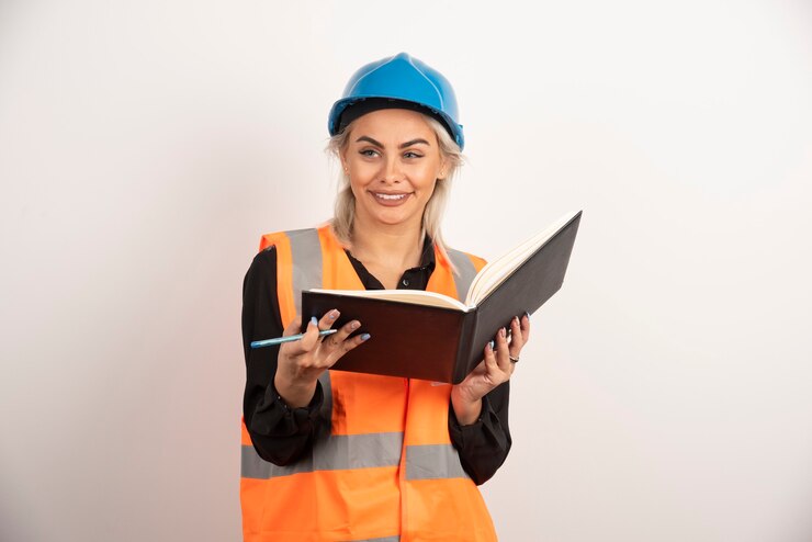 Foto grátis trabalhador sorridente segurando o caderno em fundo branco. foto de alta qualidade