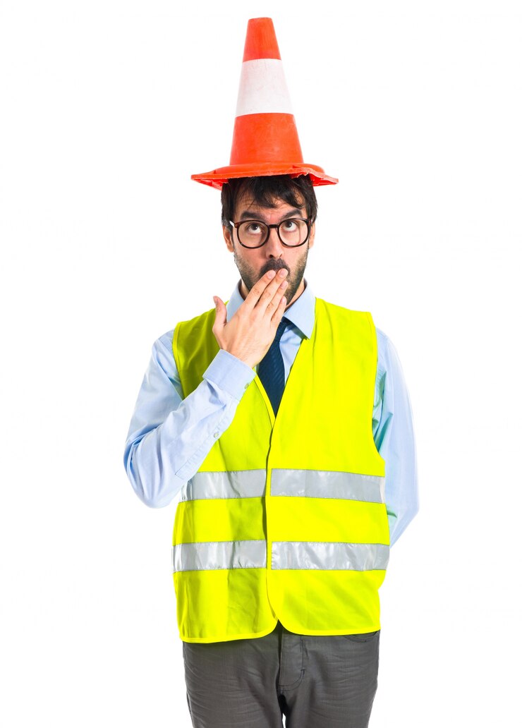 Foto grátis trabalhador surpreendido com cone de trânsito como chapéu