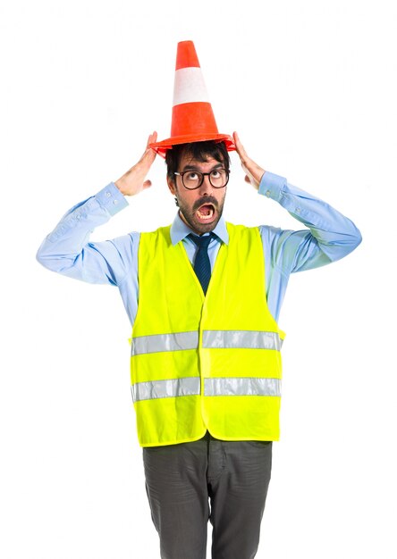 Trabalhador surpreendido com cone de trânsito como chapéu