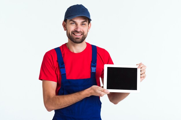 Trabalhador trabalhador correio segurando um tablet tiro médio