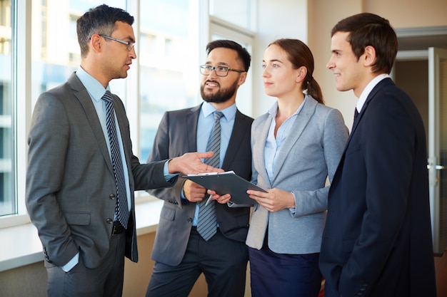 Trabalhadores a ouvir a nova proposta