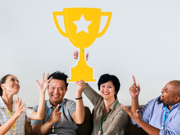 Foto grátis trabalhadores comemorando seu sucesso com um troféu