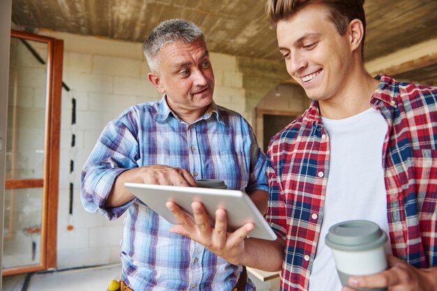 Trabalhadores conversando um pouco enquanto tomam uma xícara de café