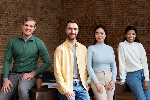 Trabalhadores corporativos fazendo brainstorming juntos