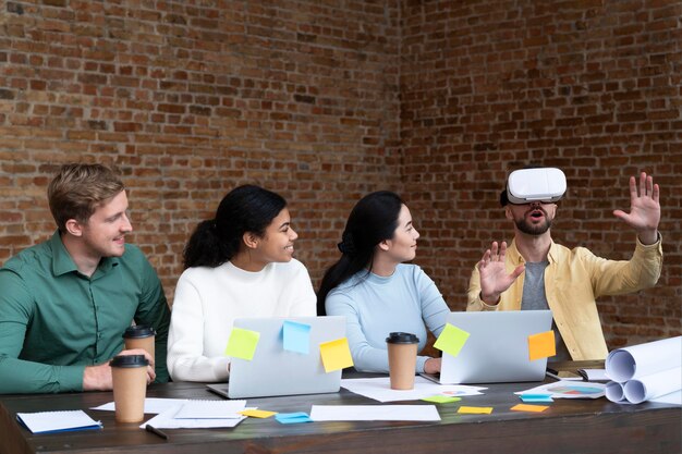 Trabalhadores corporativos fazendo brainstorming juntos