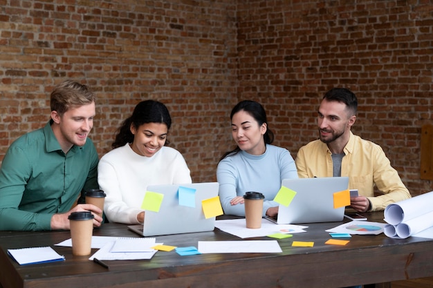 Foto grátis trabalhadores corporativos fazendo brainstorming juntos