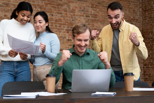 Trabalhadores corporativos fazendo brainstorming juntos