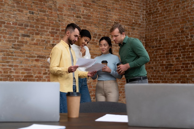 Foto grátis trabalhadores corporativos fazendo brainstorming juntos