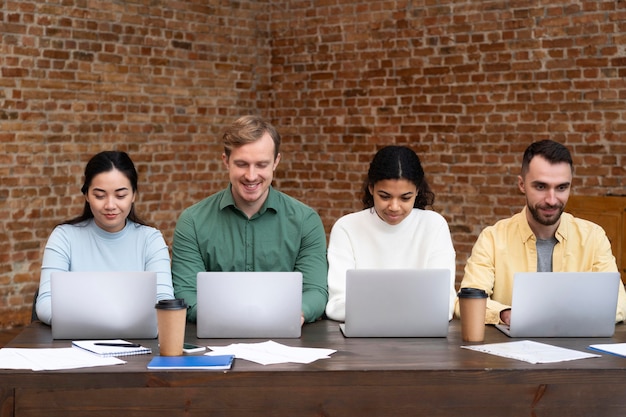 Foto grátis trabalhadores corporativos fazendo brainstorming juntos