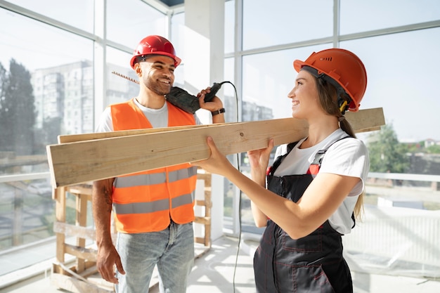 Trabalhadores da construção civil no local