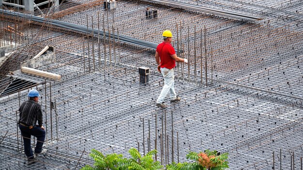 Trabalhadores da construção civil trabalhando no local em um dia nublado