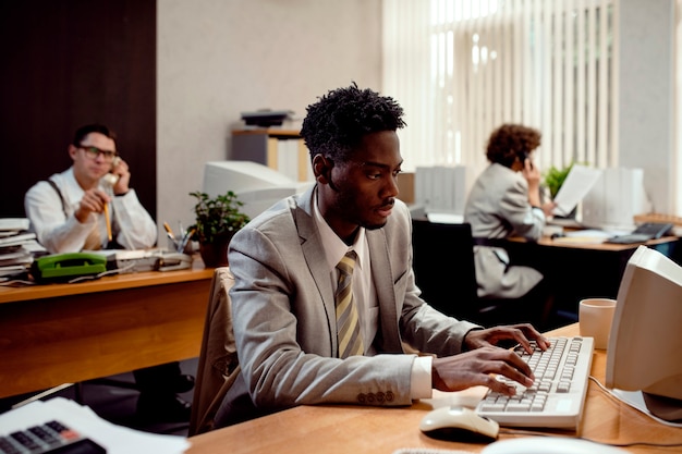 Trabalhadores de escritório de estilo vintage tendo um trabalho de mesa