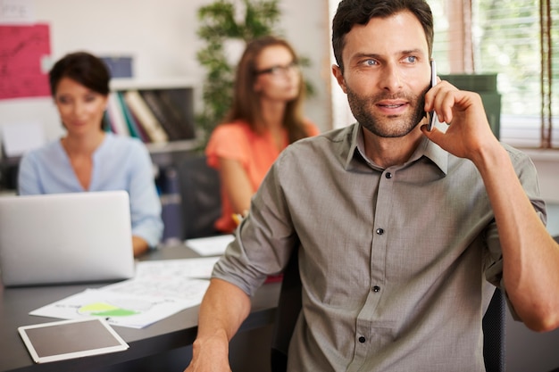 Trabalhadores de escritório em seu local de trabalho