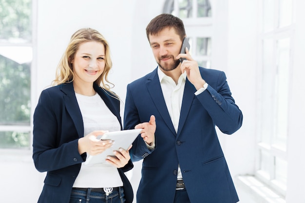 Trabalhadores de escritório masculino e feminino.