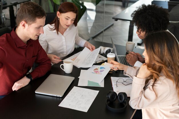 Trabalhadores de escritório trabalhando juntos como uma equipe