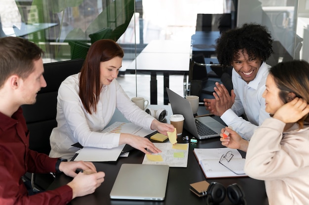 Trabalhadores de escritório trabalhando juntos como uma equipe