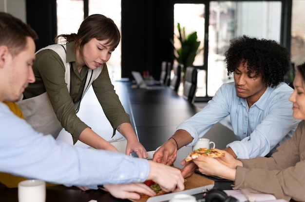 Trabalhadores de escritório trabalhando juntos como uma equipe