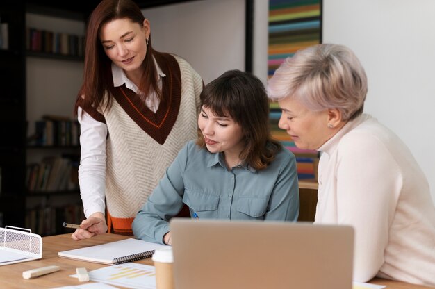 Trabalhadores de escritório trabalhando juntos como uma equipe