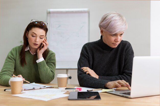 Trabalhadores de escritório trabalhando juntos como uma equipe