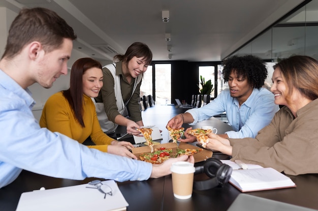 Foto grátis trabalhadores de escritório trabalhando juntos como uma equipe