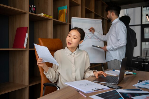 Foto grátis trabalhadores de escritório usando gráficos de finanças