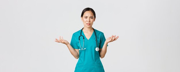 Trabalhadores de saúde Covid conceito pandêmico confuso e desapontado enfermeira asiática médica em scr...