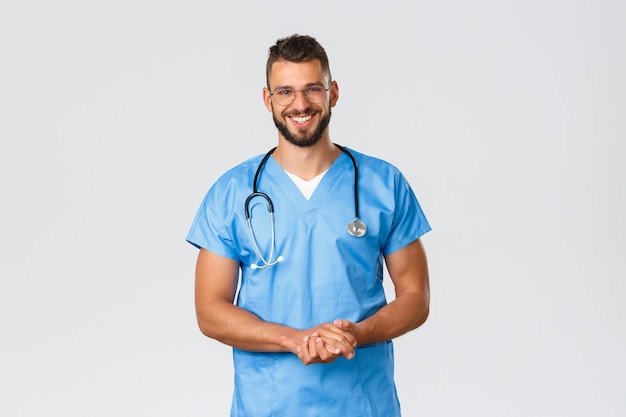 Trabalhadores de saúde, medicina, covid-19 e conceito de auto-quarentena pandêmica. Enfermeira hispânica sorridente alegre, médico do pronto-socorro usando uniforme e óculos, conversando com o paciente na clínica