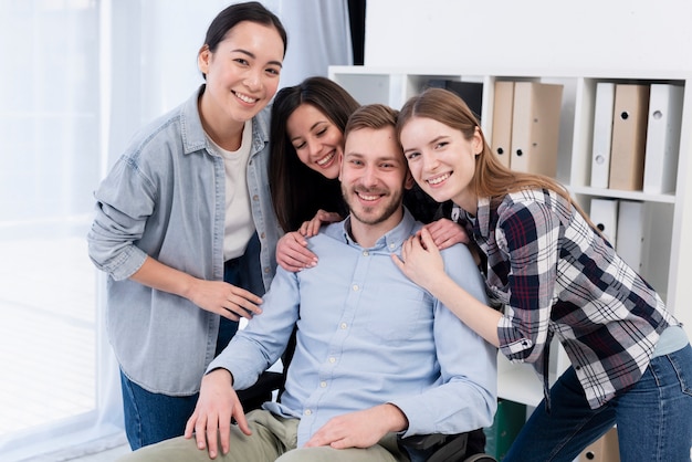 Trabalhadores de tiro médio posando