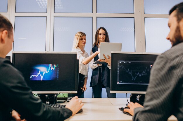 Trabalhadores em uma empresa de TI trabalhando em um computador