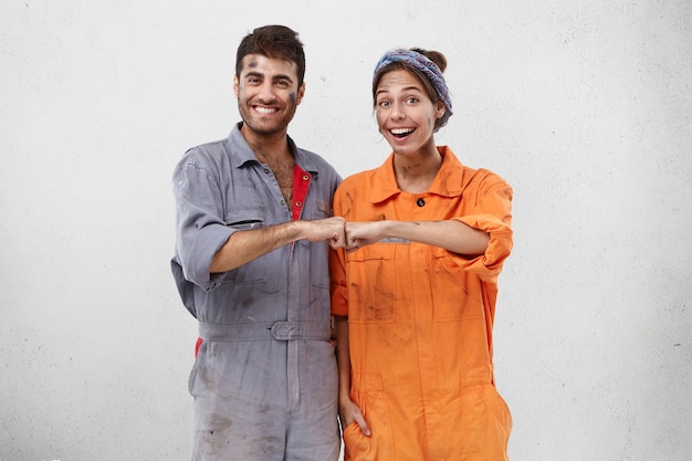 Trabalhadores femininos e masculinos vestindo roupas de trabalho