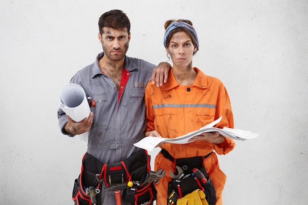 Trabalhadores femininos e masculinos vestindo roupas de trabalho