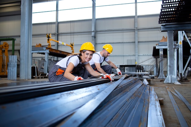 Foto grátis trabalhadores industriais trabalhando na fábrica com metal