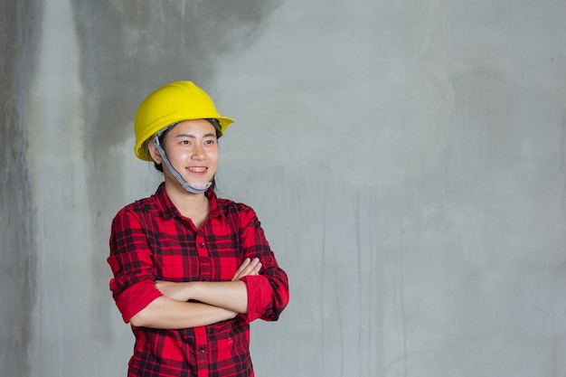 Trabalhadores ou engenheiros segurando labtop no canteiro de obras