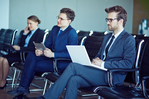 Trabalhadores prestando atenção no seminário