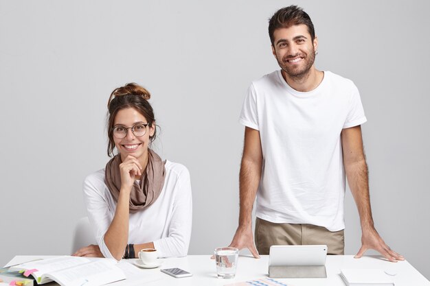 Trabalhadores profissionais masculinos e femininos no escritório, trabalhando em um projeto de tecnologias cibernéticas modernas