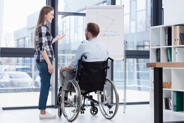 Foto grátis trabalhadores que expressam aceitação