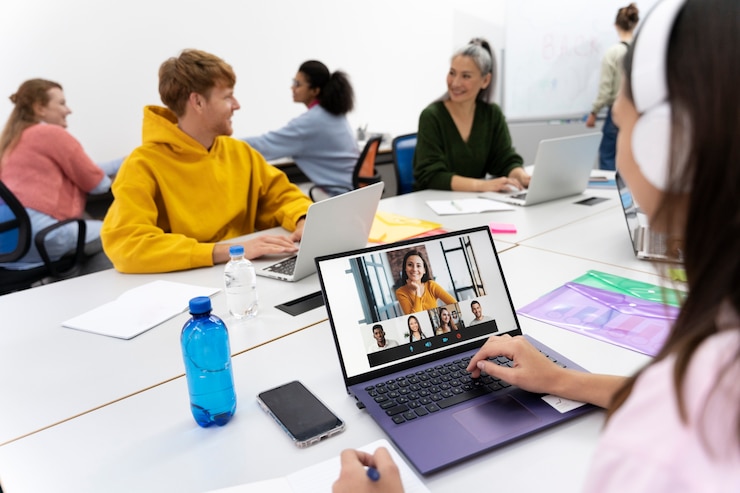 Foto grátis trabalhadores voltando para o escritório