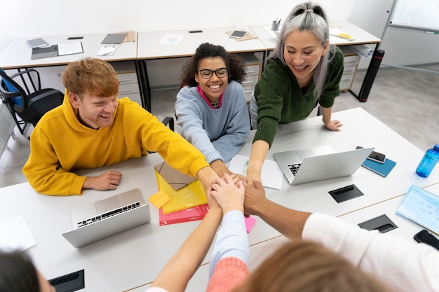 Foto grátis trabalhadores voltando para o escritório