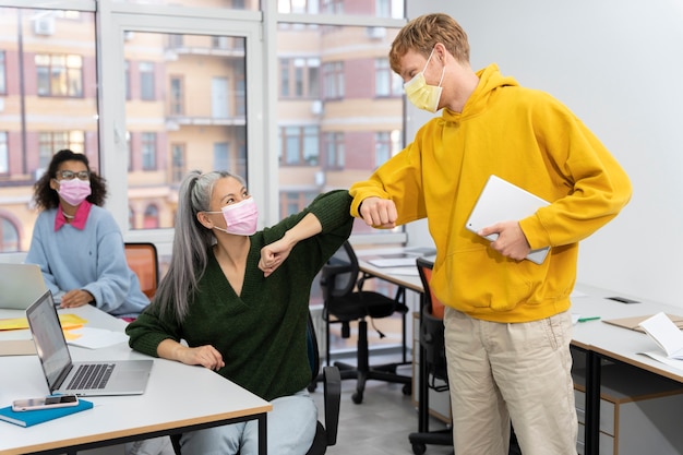 Trabalhadores voltando para o escritório