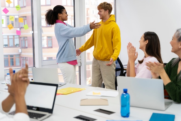 Trabalhadores voltando para o escritório