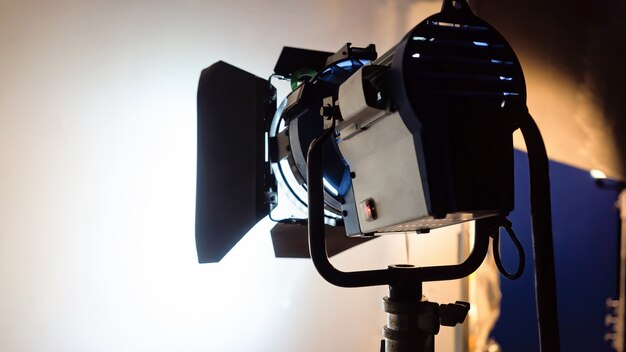 Trabalhando a visão do sistema de iluminação led de trás em branco em um set de filmagem