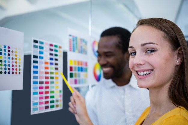 Foto grátis trabalhando cores de ensino para seu companheiro