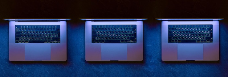 Foto grátis trabalhando em um laptop à noite abra laptops em uma fila laptops vista superior